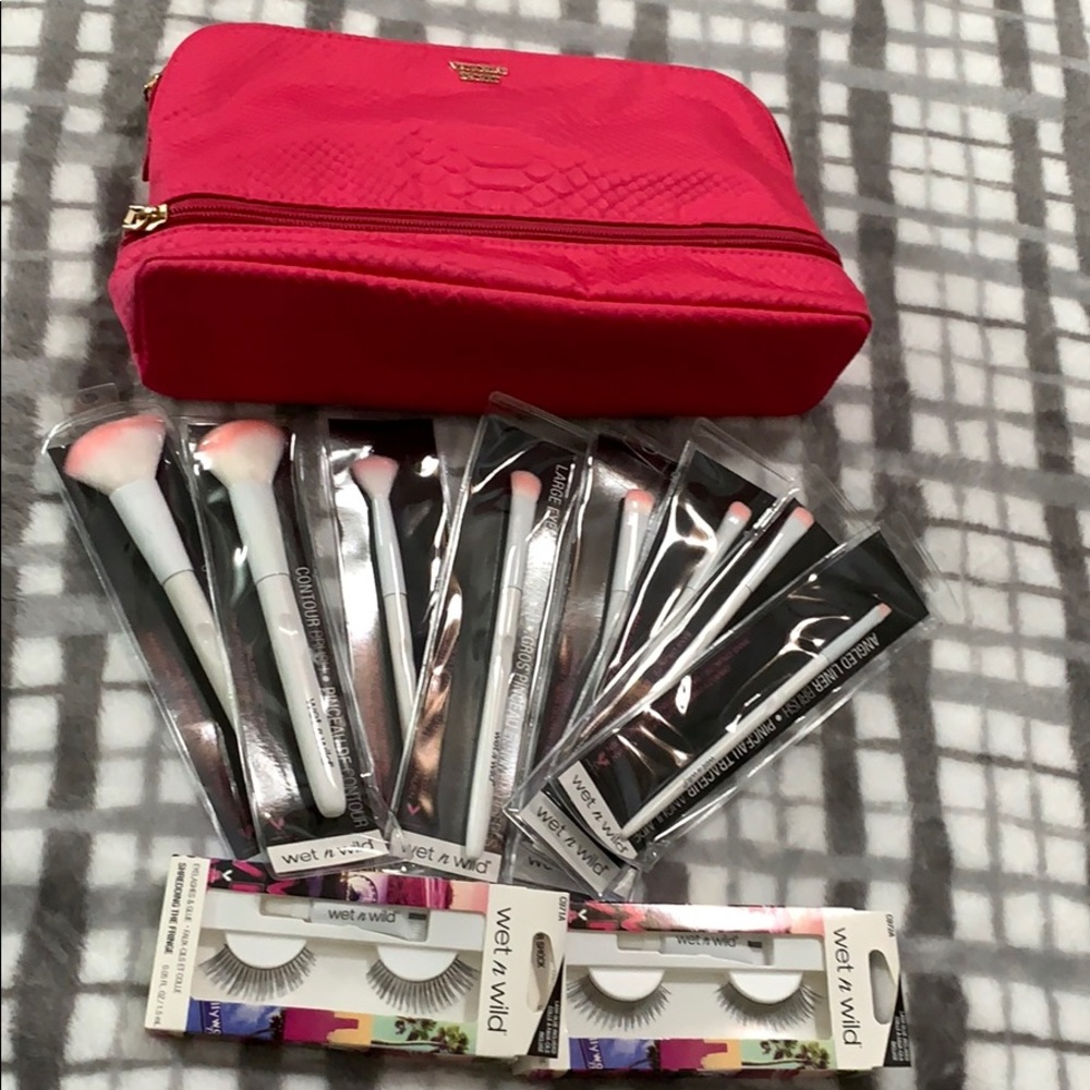 BUNDLE: makeup bag, brushes and lashes